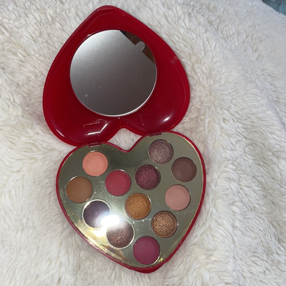 Heart eyeshadow pallet - Picture 2 of 3